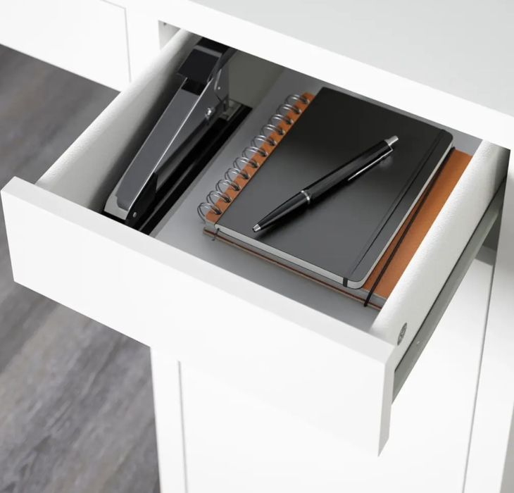 Письменный стол из Икеа