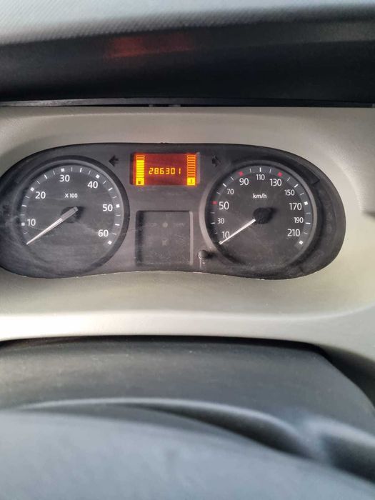 Vând Renault Trafic (8+1 locuri), autoturism spațios și fiabil