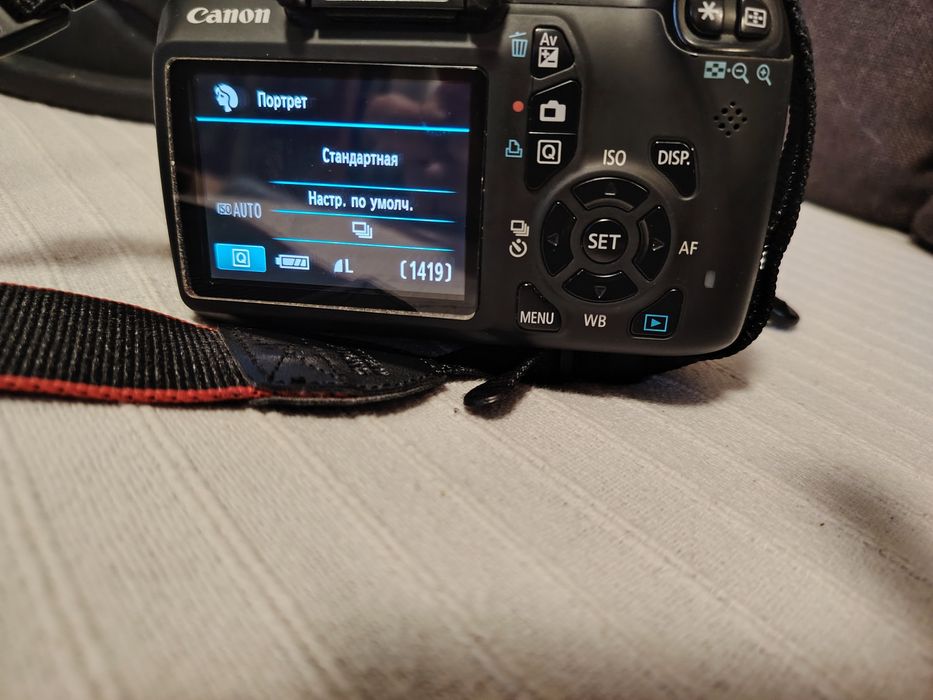 Canon EOS 1100D + EF-S 18-55mm