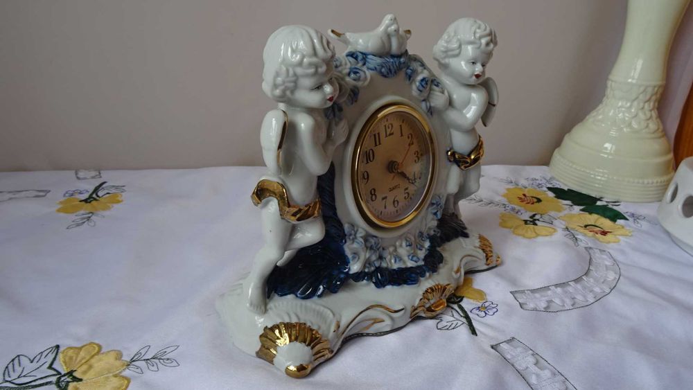 Порцеланов настолен часовник  с херувими и гълъби.
