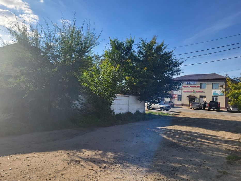 Продается дом с земельным участком.