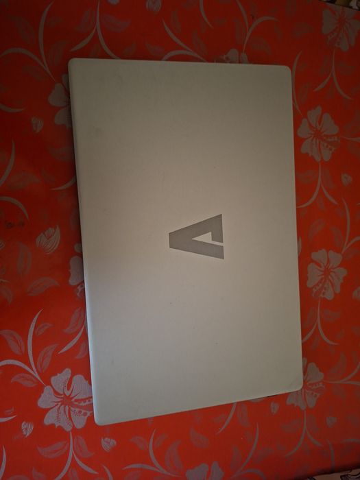 Azerty. O'yin va studentlar uchun alo darajadagi notebook.