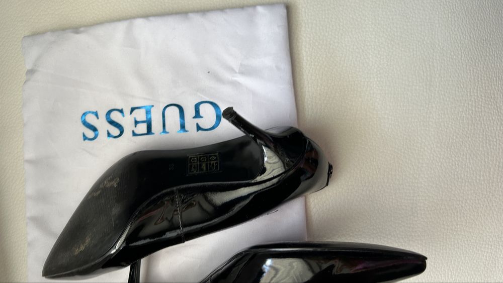 Елегантни обувки Guess