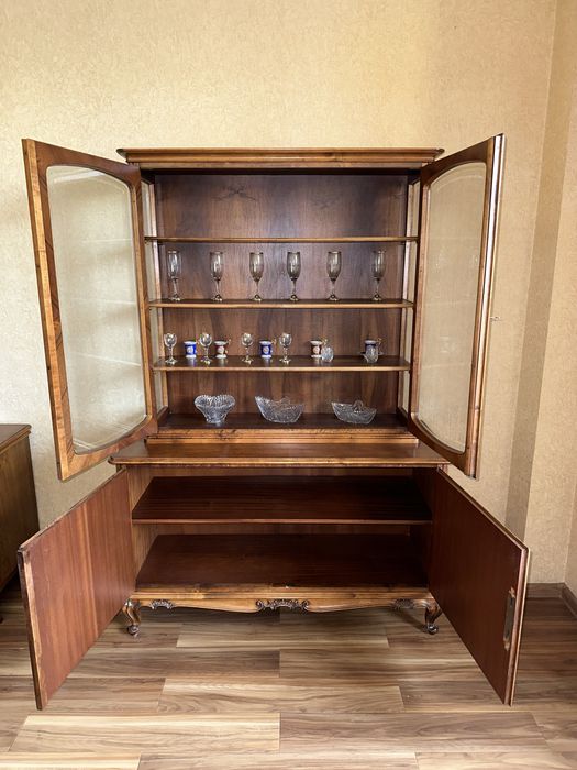 Продам румынскую горку(сервант) для гостинной