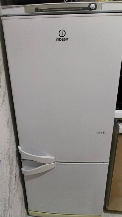 Продается холодильник indesit