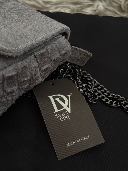 Geantă gri din piele
