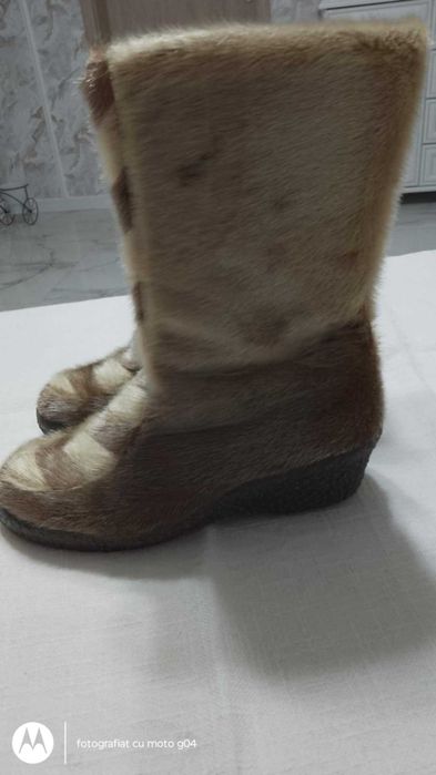 Cizme blana captusite cu  lana mar.38