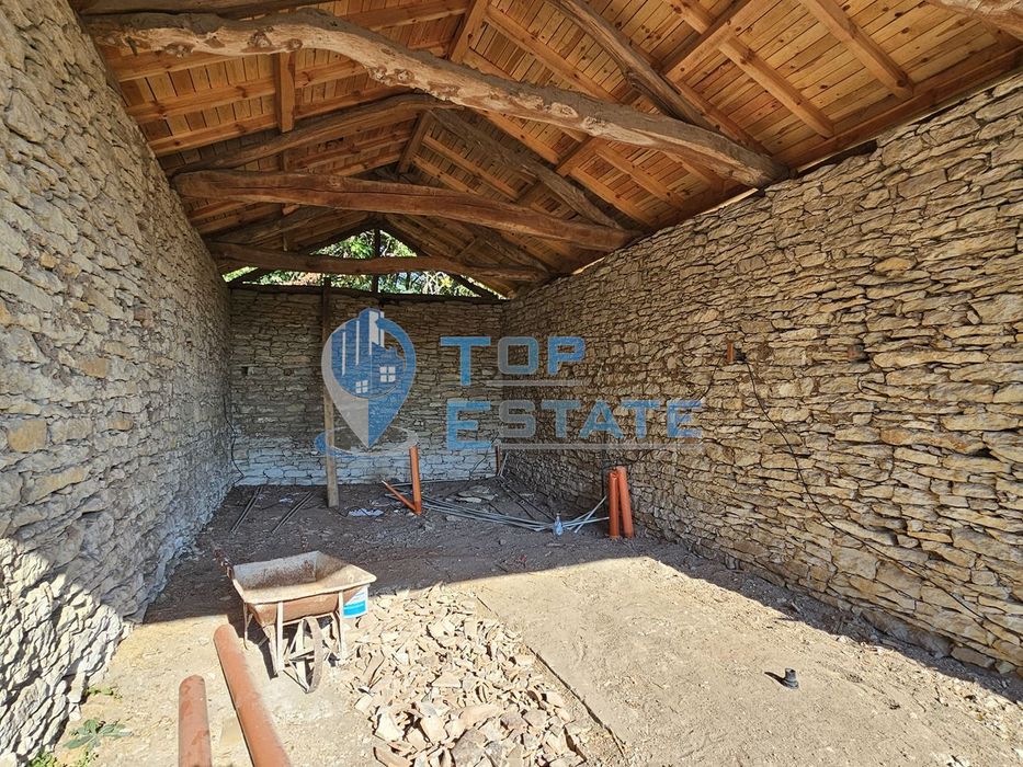 Двуетажна къща на груб строеж с втора къща и басейн с панорама в село