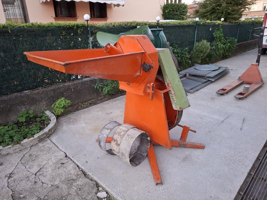 Moară la cardanul de la tractor