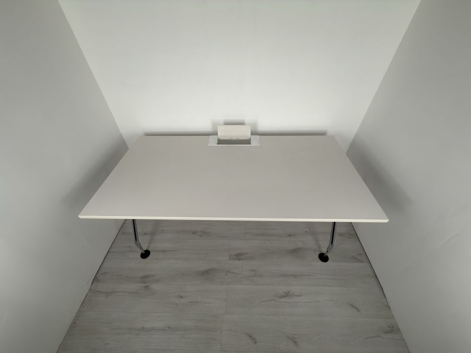 Бюро от марката  на Vitra Ad Hoc Design обзавеждане