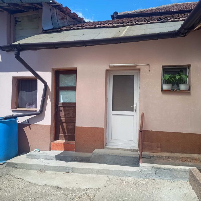 Casă 4 camere, livadă 800 mp, deschidere DN – Bujoreni (200m de pecop Boromir)