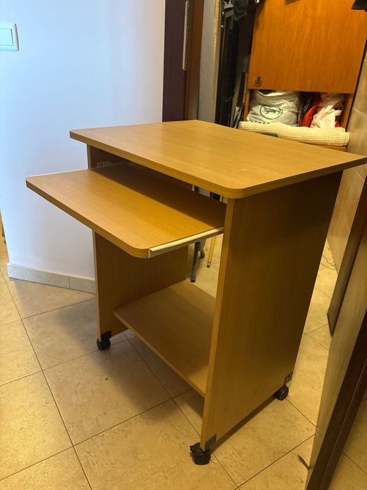 Бюро с място за клавиатура