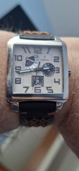 FESTINA ceas de mînă bărbătesc cu baterie si curea din piele.