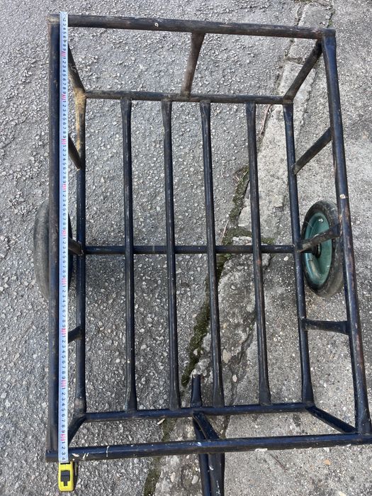 Метална количка – здрава и удобна