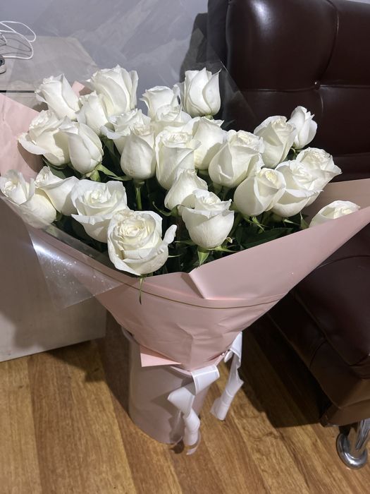 Белые свежие розы