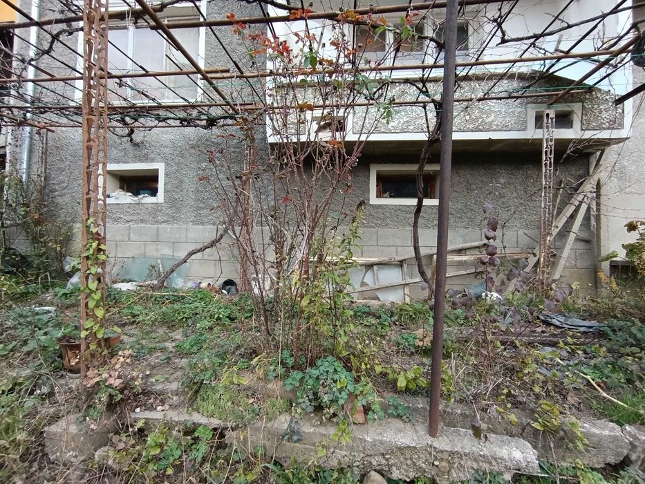 двуетажна къща с гараж