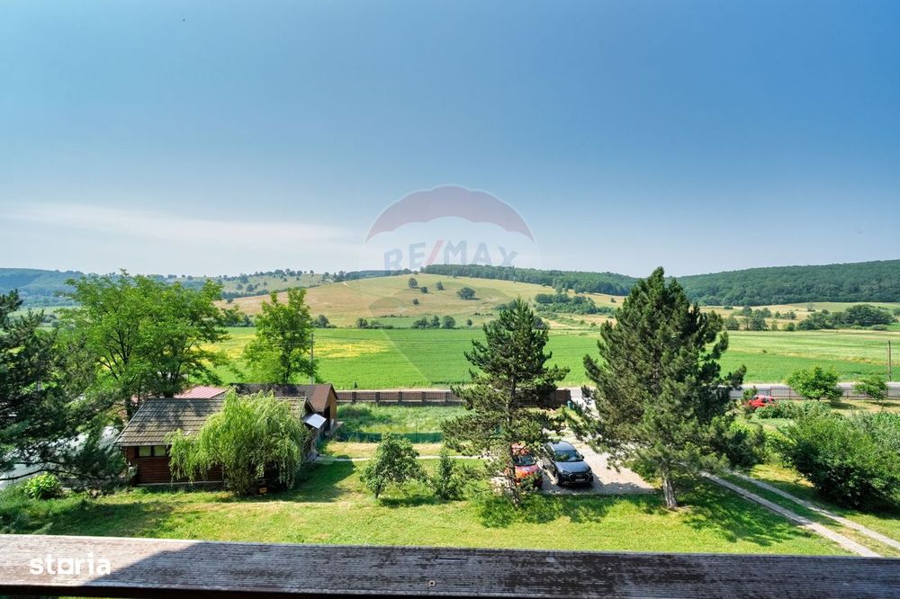 Casă din buștean rotund | 3.735 mp teren | La 30 km de Brașov