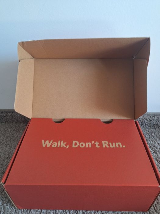 Продавам оригинални дамски сандали Caper