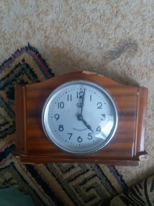 Часы настольные и наручные