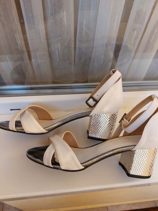 Бели сандали номер 39