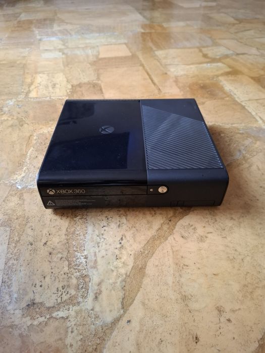 Xbox 360 + 2 Controllere + Kinect + Jocuri