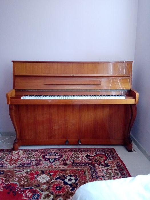 Продавам немско пиано Александър Херман.Малко използвано,в много добро