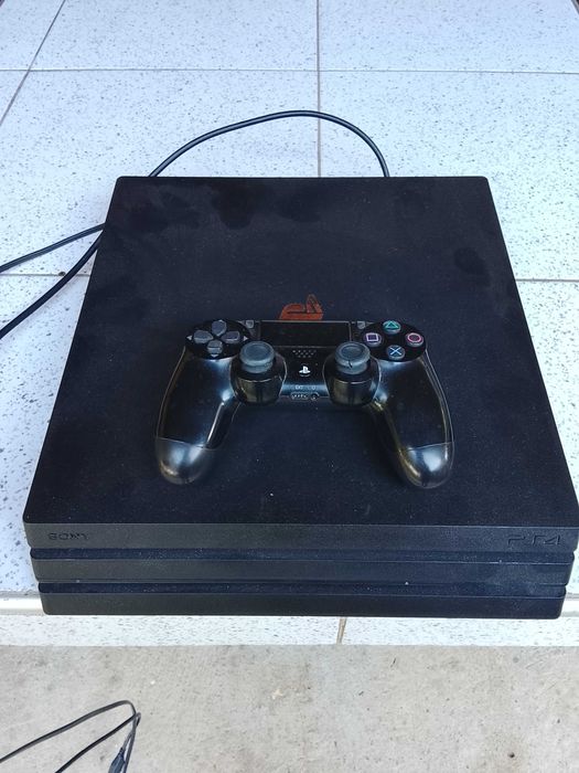 Продавам PS4 PRO