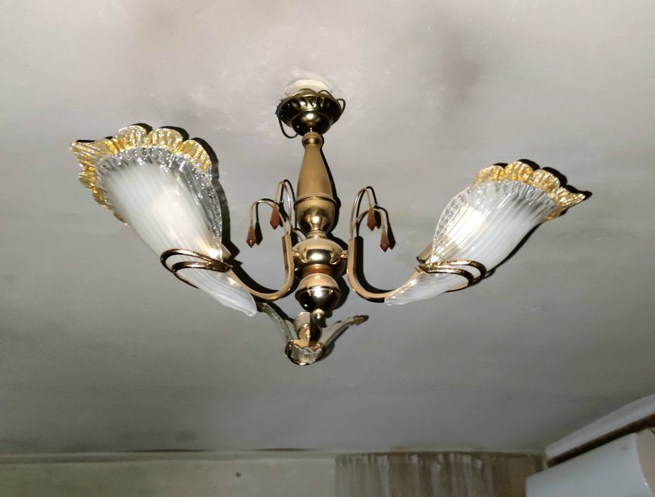 Люстра с тремя плафонами