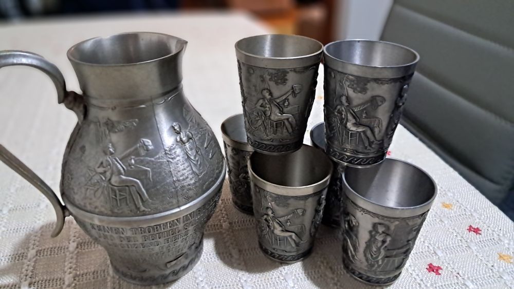 Carafa  0,7 l  si 6 pahare  din staniu cu acelas model