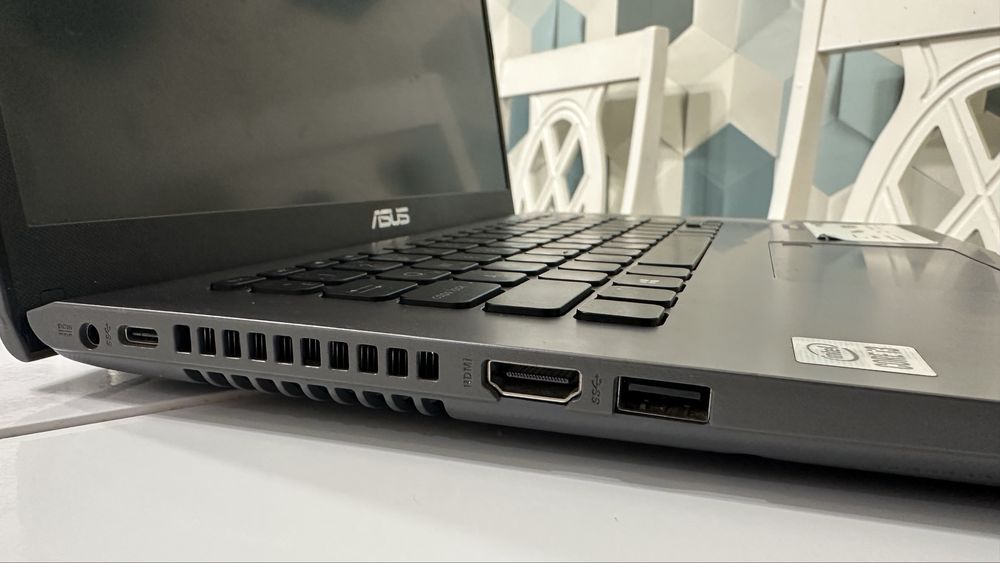 Продам 4х Ядерный ноутбук Asus Vivobook, Core i3, 8GB-ОЗУ, 1TB-HDD.