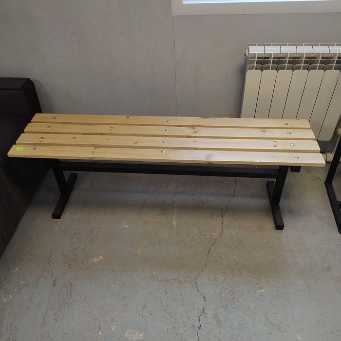 Лавочки, скамейки.