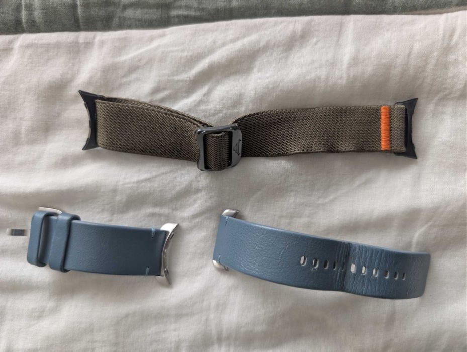 Google Pixel Watch 3 45mm WiFi смарт часовник и стойка за зареждане