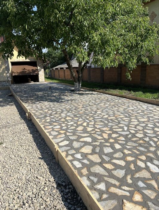 Vand si montez piatra naturala ma deplasez in toata tara
