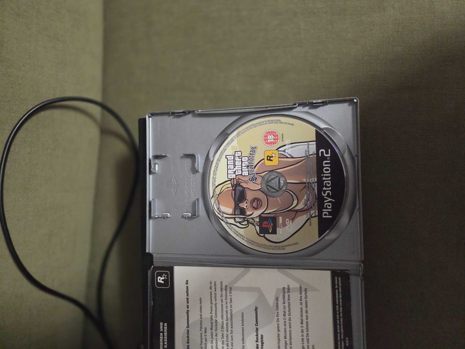 Vând PlayStation 2 Fat modat – 8 jocuri, FreeMCBoot și accesorii