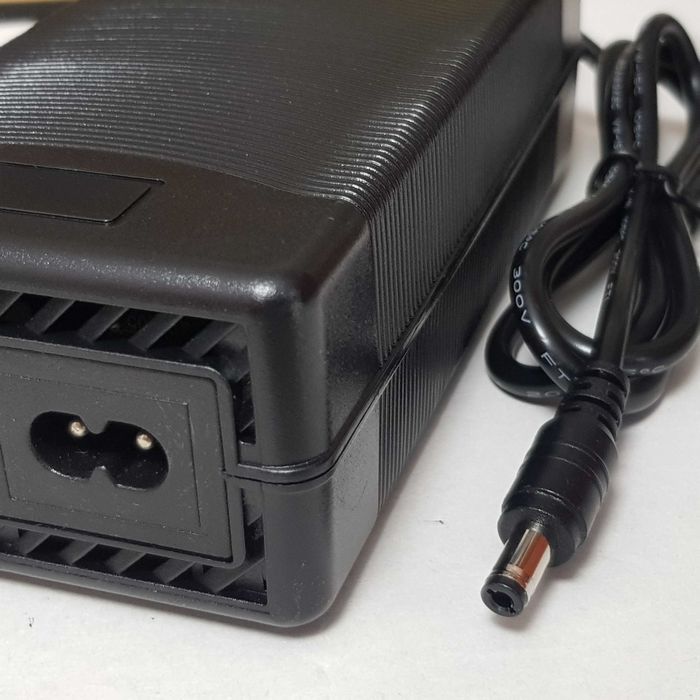 Incarcator  Ebike Li-ion 54,6V 4A  mufa 5.5x2.5