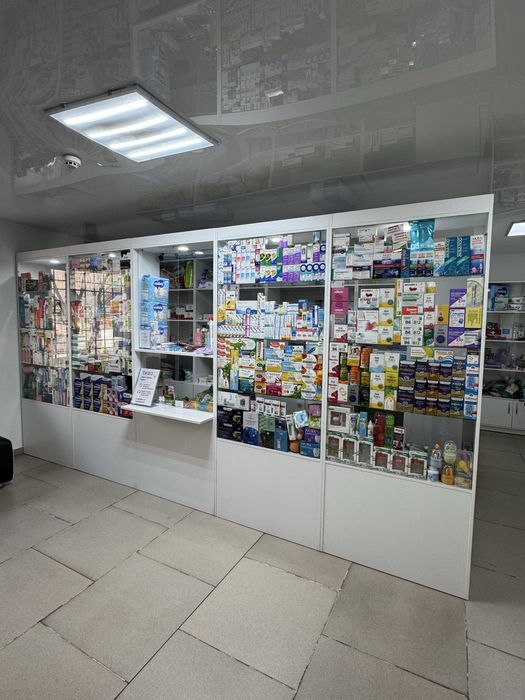 Продам витрину для аптеки почти новый