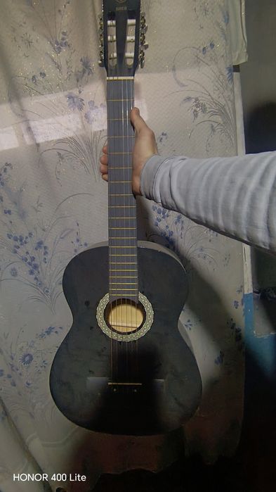 Gitara qora yangi