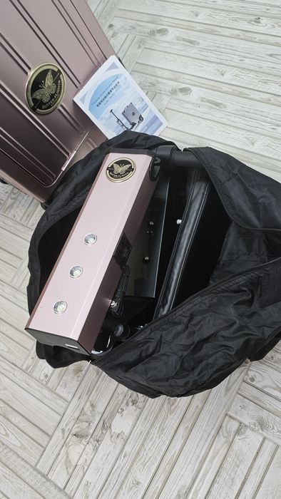 Troler Electric / Bagaj Inteligent cu Trotinetă (Ride-On) – Roz Auriu & Negru