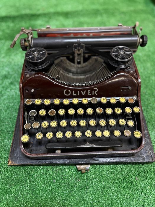 Mașină de scris vintage Oliver