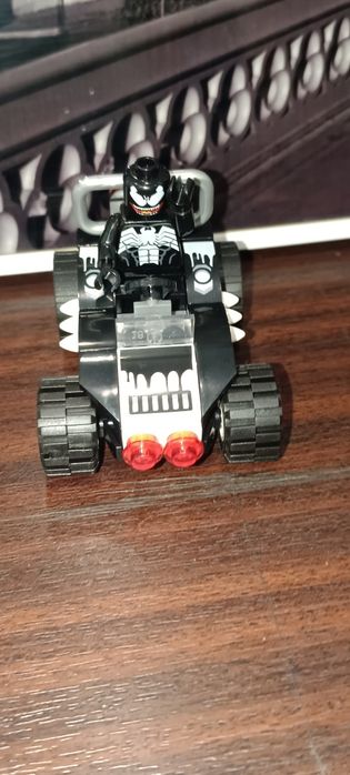 VENOM с тачкой лего