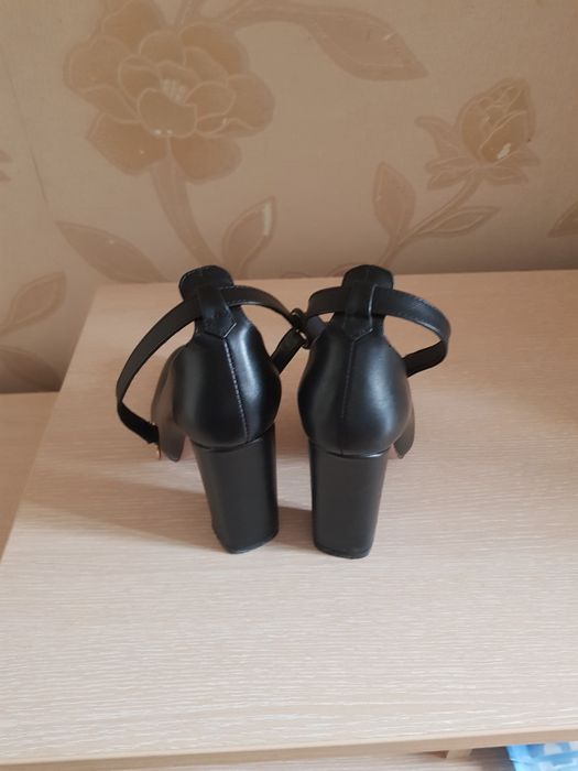 Продам туфельки 35 размер