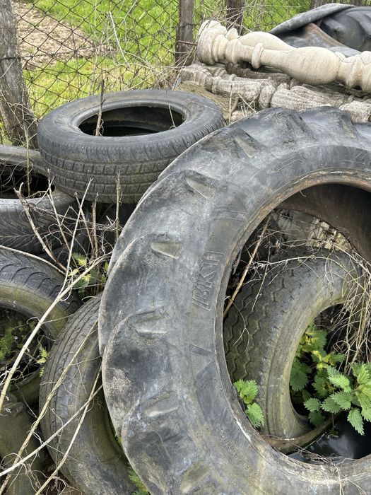 Vand 2 cauciucuri 12,4/28 tractor marca bkt mai multe detali la tel