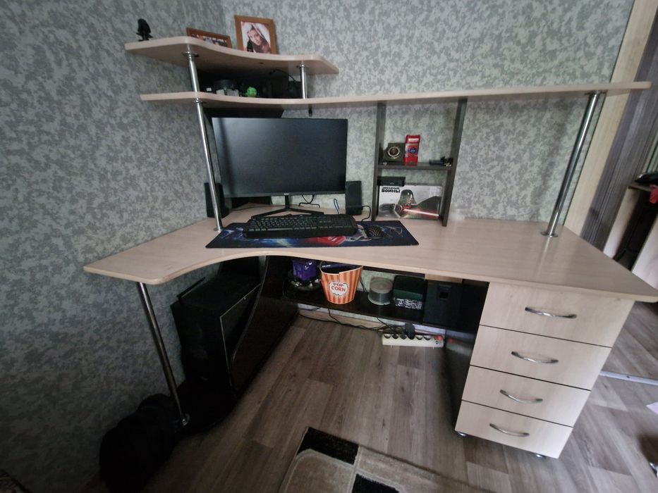 Продам стол компьютерный