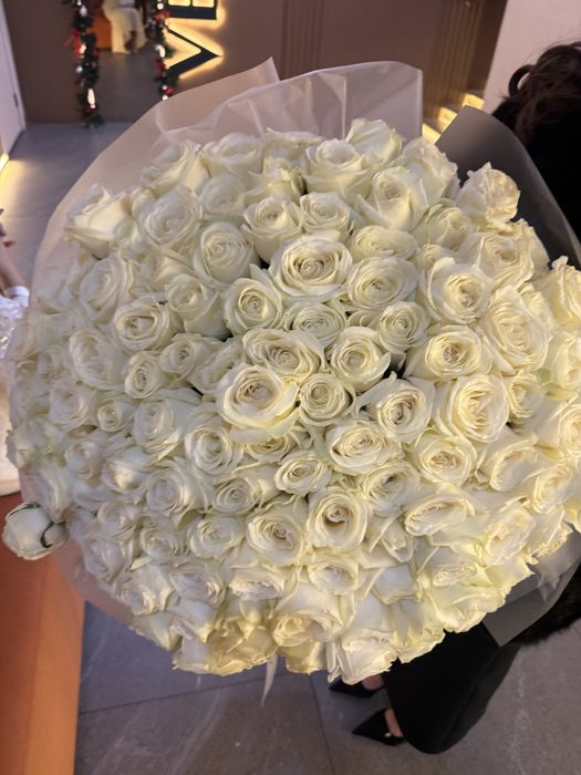 Букет 115 белые розы Туркестан