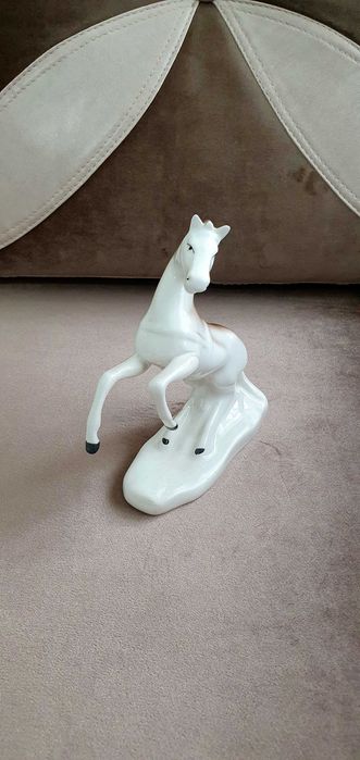 Bibelou din porțelan fin de calitate ,,Cal nărăvaș", fabricat de Cero