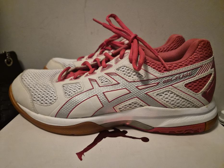 Продавам дамски  обувки за волейбол Asics