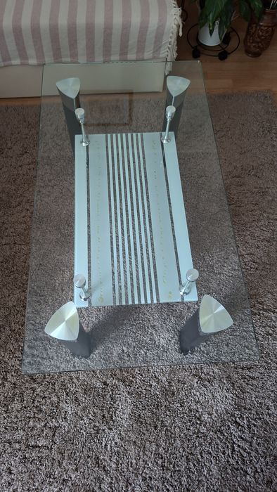 Vînd măsuță de cafea din sticlă  cu  dimensiunile de 110x60 cm