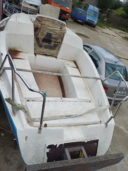 Vând barca cabinata cu peridoc neinmatriculat