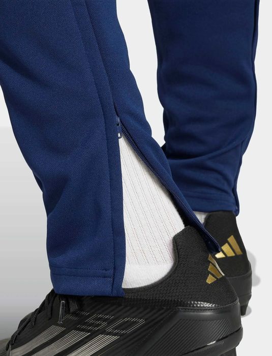 Adidas ,нов оригинален мъжки анцуг,размер М,цвят тъмносин.