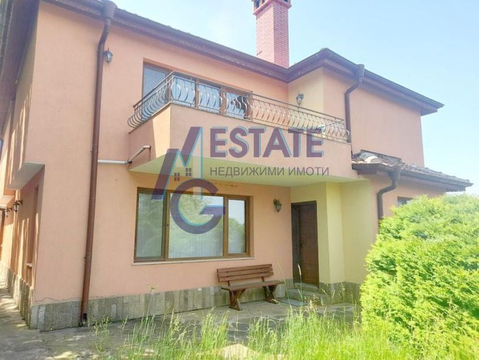 Двуетажна тухлена къща в китното село Проход